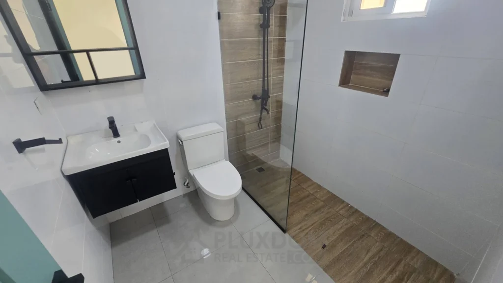 Baño secundario de un apartamento en venta en Puerto Plata, República Dominicana.