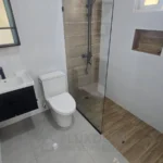 Baño secundario de un apartamento en venta en Puerto Plata, República Dominicana.