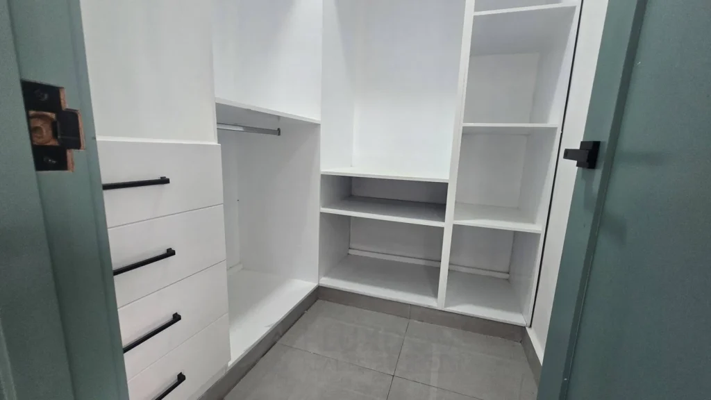 Closet principal de un apartamento en venta en Puerto Plata, República Dominicana.