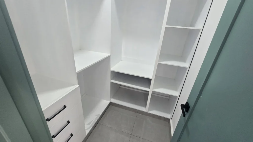 Closet principal de un apartamento en venta en Puerto Plata, República Dominicana.