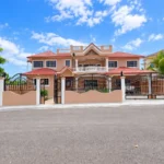 Fachada principal de una casa en venta en Puerto Plata, República Dominicana.