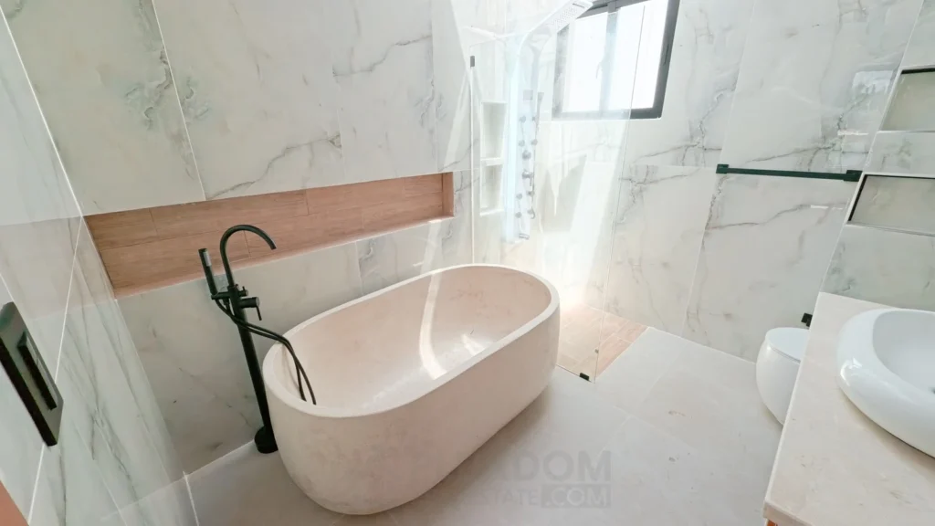 Baño principal de una casa en venta en Puerto Plata, República Dominicana.