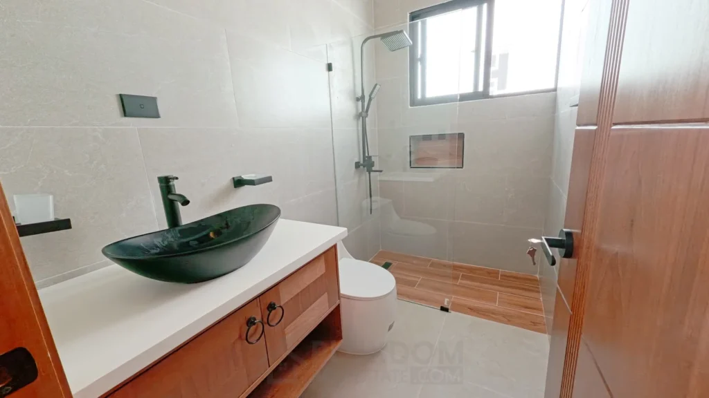 Baño secundario de una casa en venta en Puerto Plata, República Dominicana.