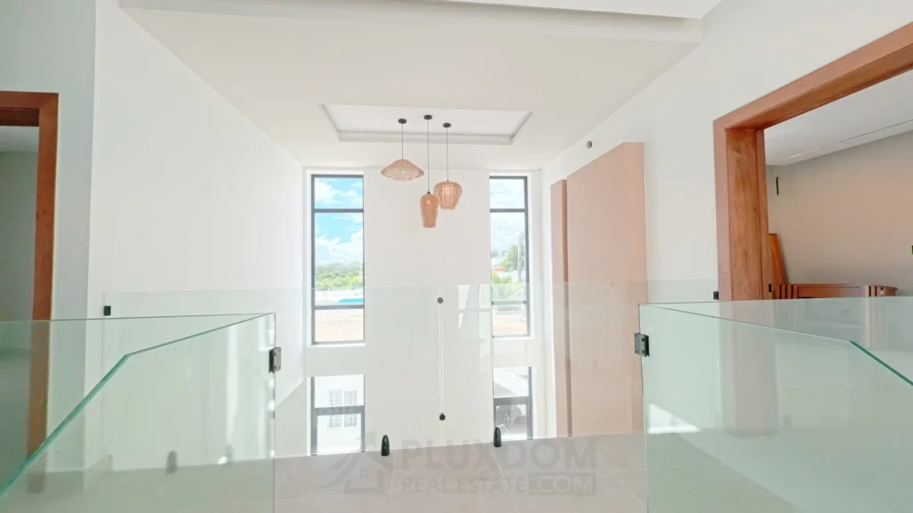 Escalera interior de una casa en venta en Puerto Plata, República Dominicana.