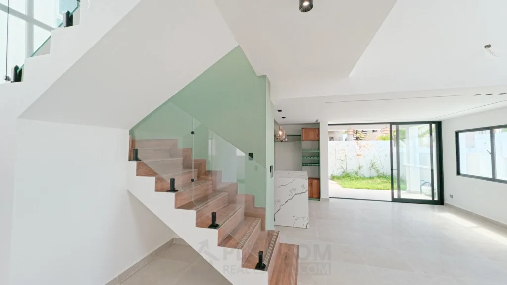 Escalera interior de una casa en venta en Puerto Plata, República Dominicana.