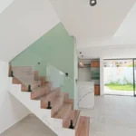 Escalera interior de una casa en venta en Puerto Plata, República Dominicana.