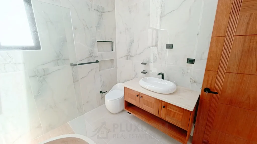 Baño principal de una casa en venta en Puerto Plata, República Dominicana.