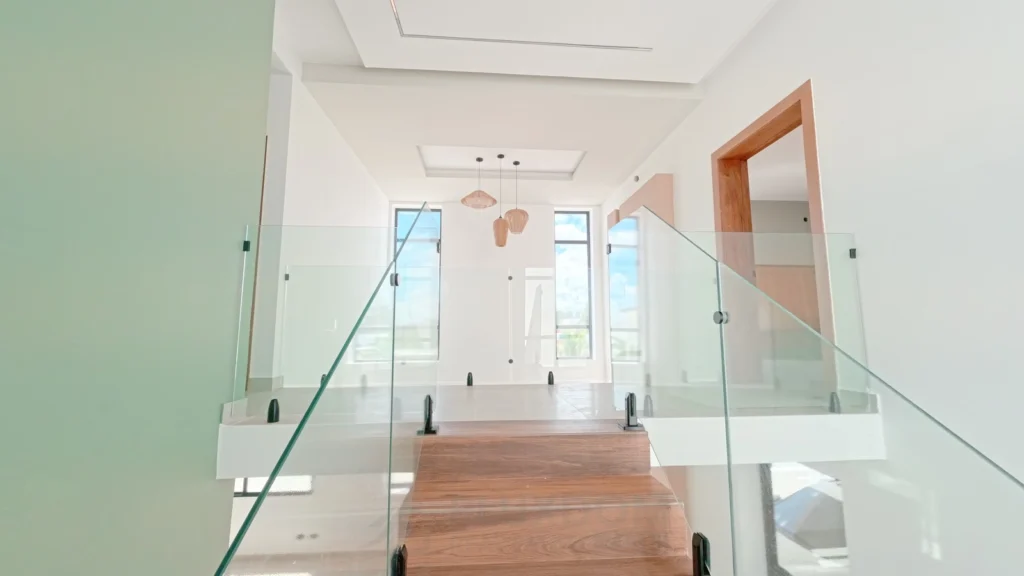 Escalera interior de una casa en venta en Puerto Plata, República Dominicana.