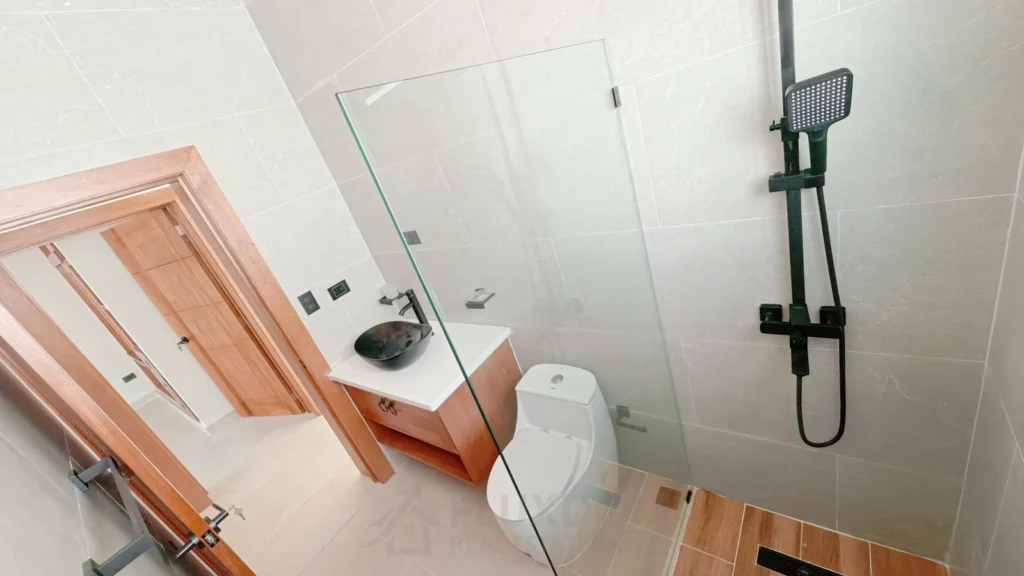 Baño secundario de una casa en venta en Puerto Plata, República Dominicana.