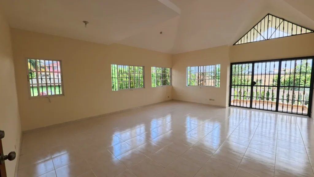 Habitación principal de una casa en venta en Puerto Plata, República Dominicana.