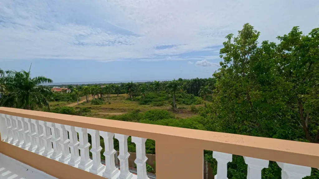 Vista al campo de una casa en venta en Puerto Plata, República Dominicana.