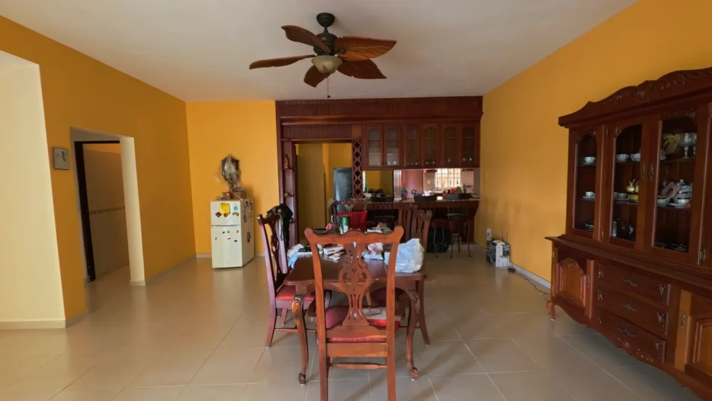 Comedor de una casa en venta en Puerto Plata, República Dominicana.