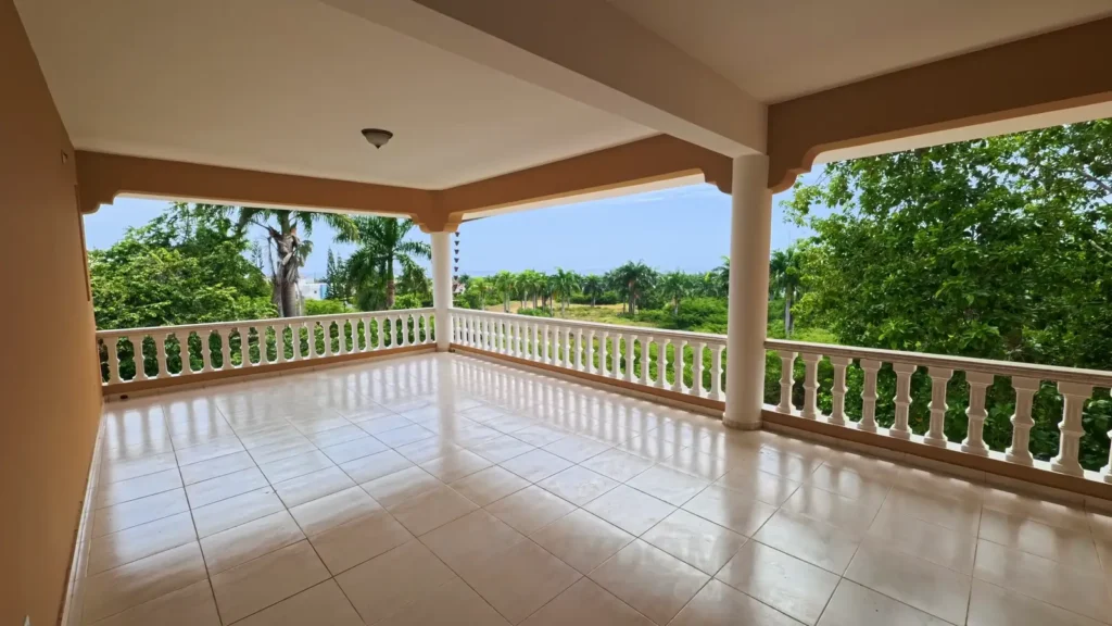 Balcón de una casa en venta en Puerto Plata, República Dominicana.