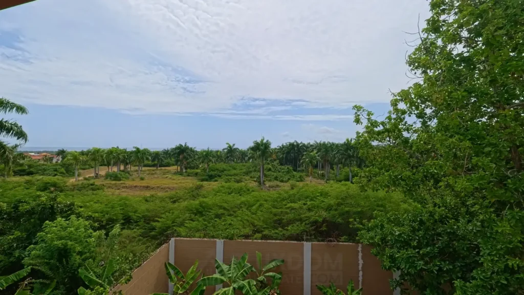 Vista al jardín de una casa en venta en Puerto Plata, República Dominicana.