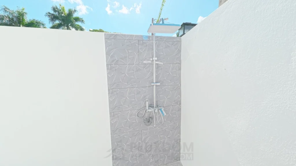 Ducha exterior de una casa en venta en Puerto Plata, República Dominicana.