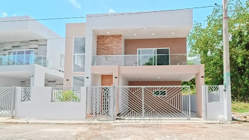 Villa con piscina en residencial cerrado en venta en Puerto Plata
