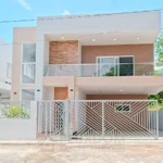 Fachada principal de una villa en venta en Puerto Plata, República Dominicana.