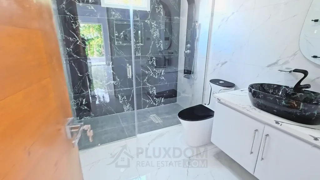 Baño principal de una villa en venta en Puerto Plata, República Dominicana.