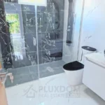 Baño principal de una villa en venta en Puerto Plata, República Dominicana.
