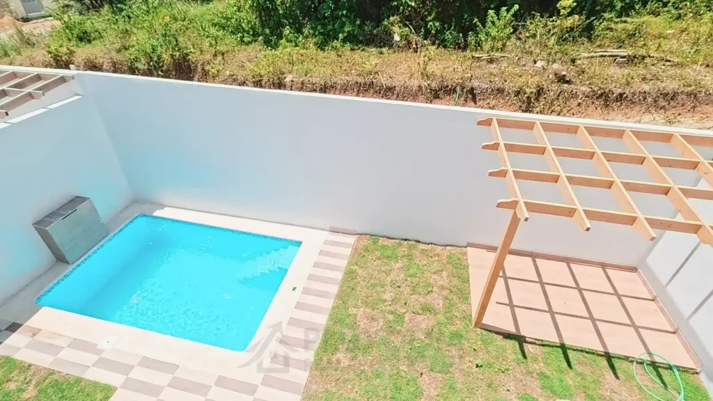 Vista a la piscina de una villa en venta en Puerto Plata, República Dominicana.