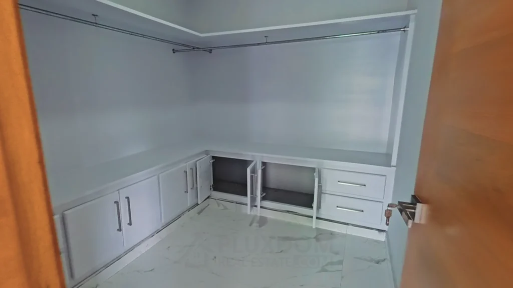 Closet principal de una villa en venta en Puerto Plata, República Dominicana.
