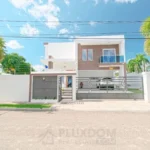 Fachada principal de una villa en venta en Puerto Plata, República Dominicana.