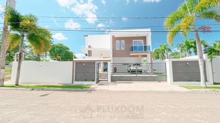 Fachada principal de una villa en venta en Puerto Plata, República Dominicana.