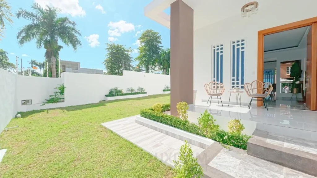 Jardín de una villa en venta en Puerto Plata, República Dominicana.