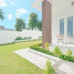 Jardín de una villa en venta en Puerto Plata, República Dominicana.