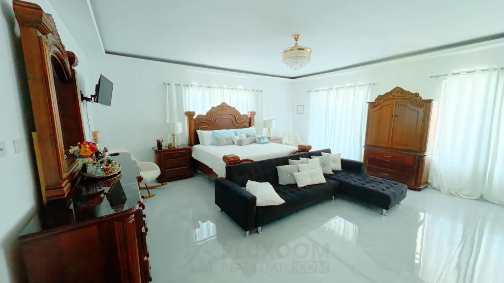 Habitación principal de una villa en venta en Puerto Plata, República Dominicana.