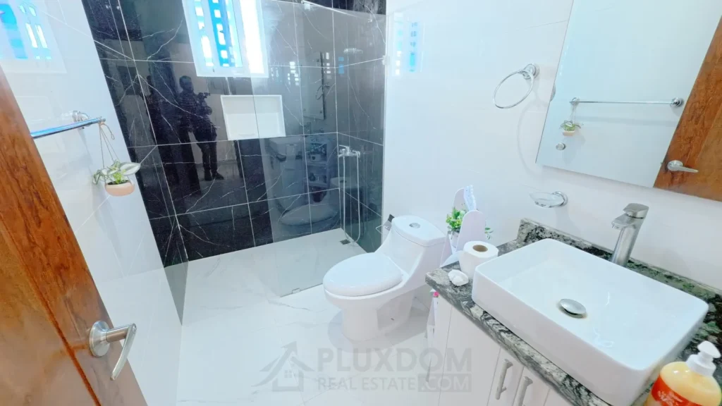 Baño secundario de una villa en venta en Puerto Plata, República Dominicana.