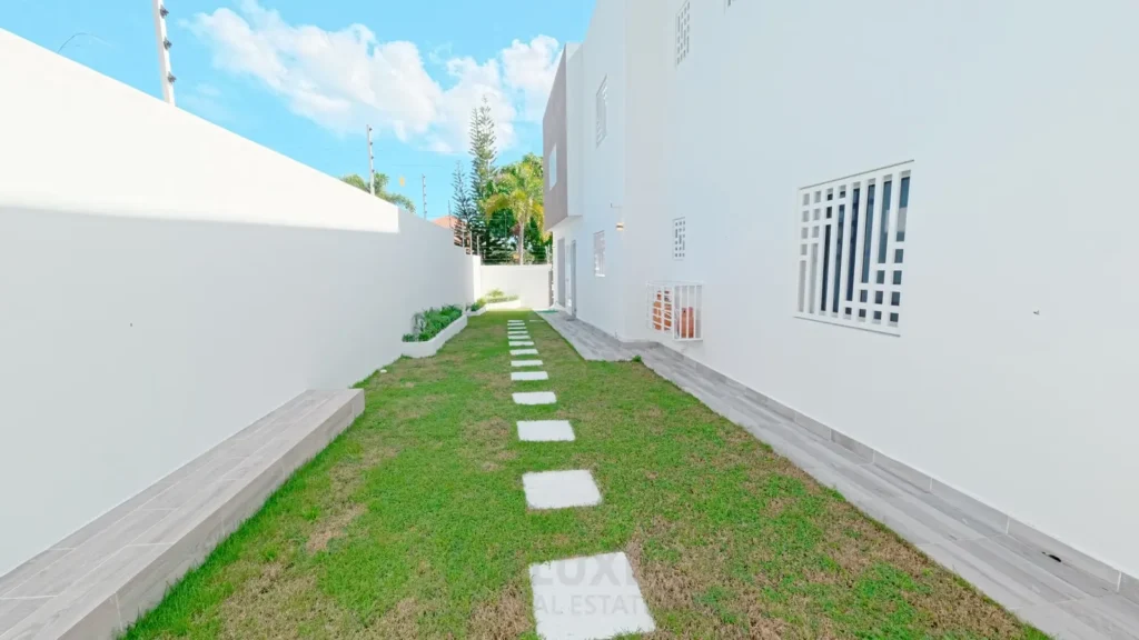 Jardín de una villa en venta en Puerto Plata, República Dominicana.