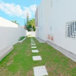 Jardín de una villa en venta en Puerto Plata, República Dominicana.
