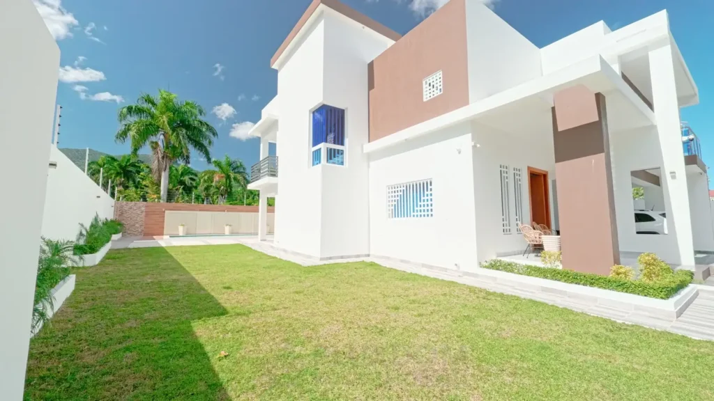 Jardín de una villa en venta en Puerto Plata, República Dominicana.