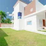 Jardín de una villa en venta en Puerto Plata, República Dominicana.