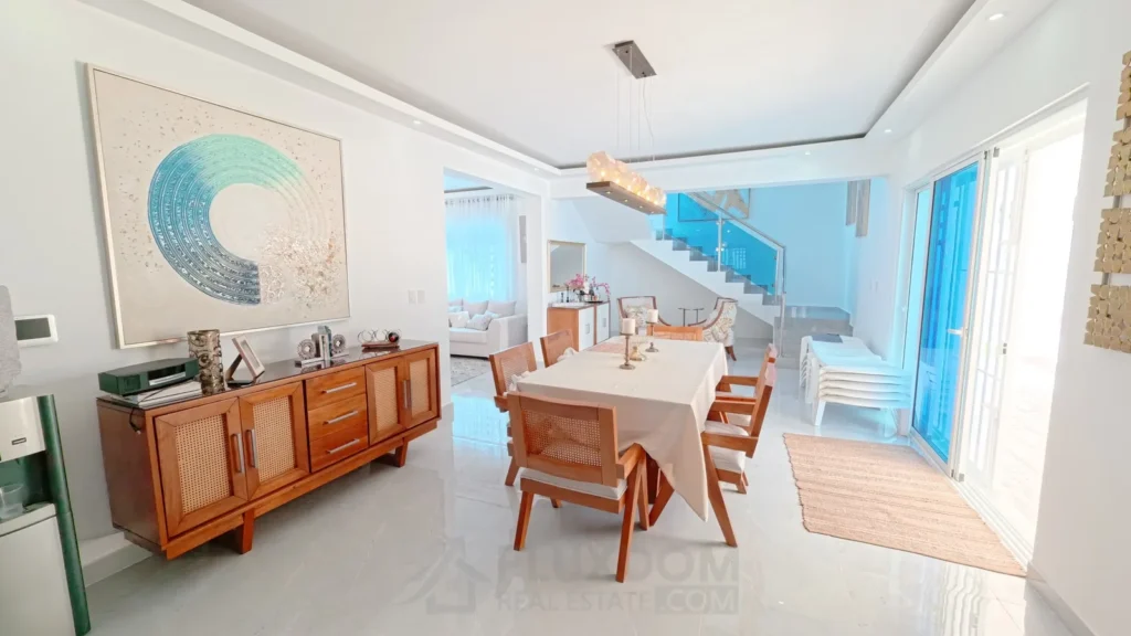 Comedor de una villa en venta en Puerto Plata, República Dominicana.