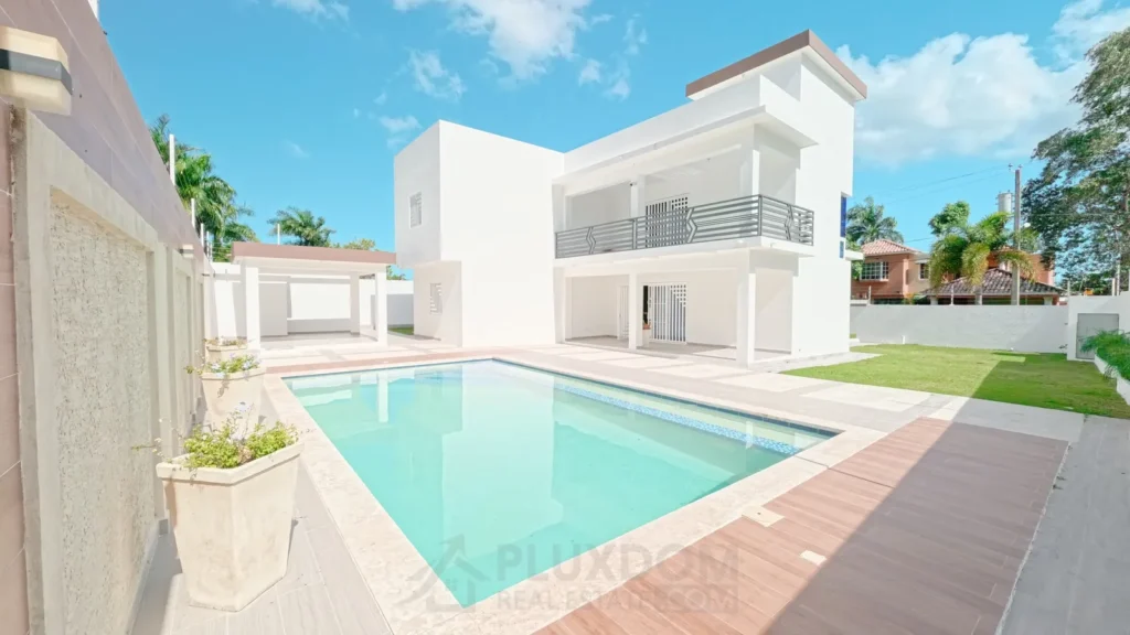 Piscina de una villa en venta en Puerto Plata, República Dominicana.