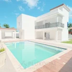 Piscina de una villa en venta en Puerto Plata, República Dominicana.
