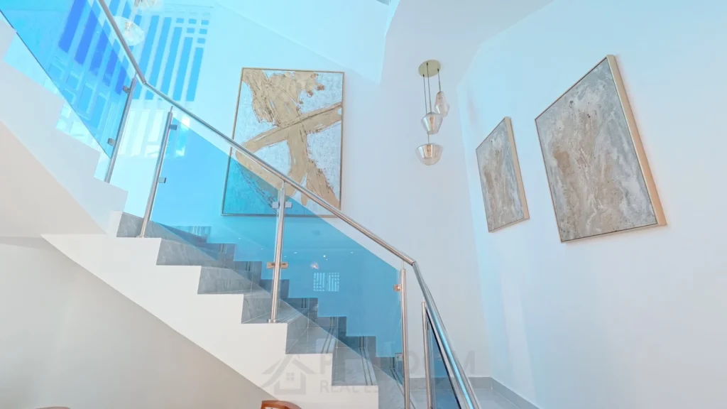 Escalera interior de una villa en venta en Puerto Plata, República Dominicana.