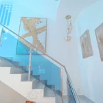 Escalera interior de una villa en venta en Puerto Plata, República Dominicana.
