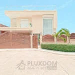 Fachada principal de una villa en venta en Puerto Plata, República Dominicana.