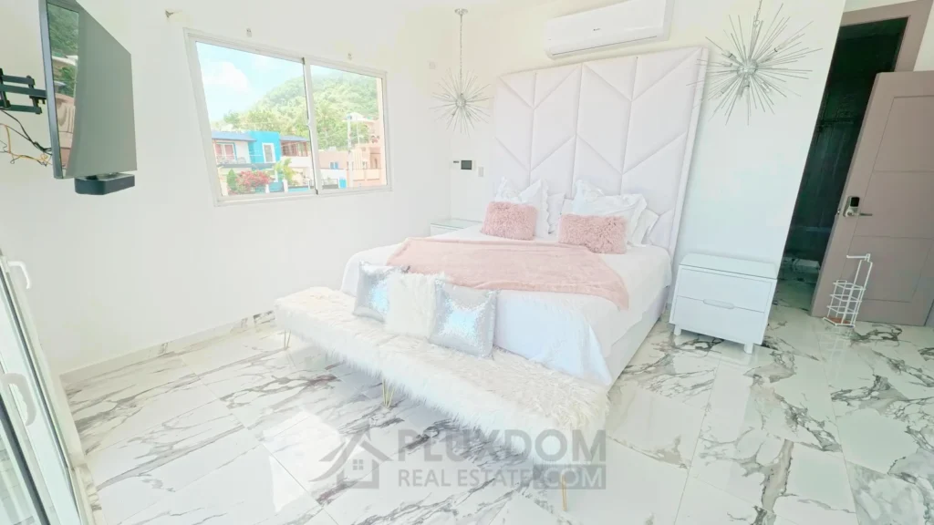 Habitación principal de una villa en venta en Puerto Plata, República Dominicana.
