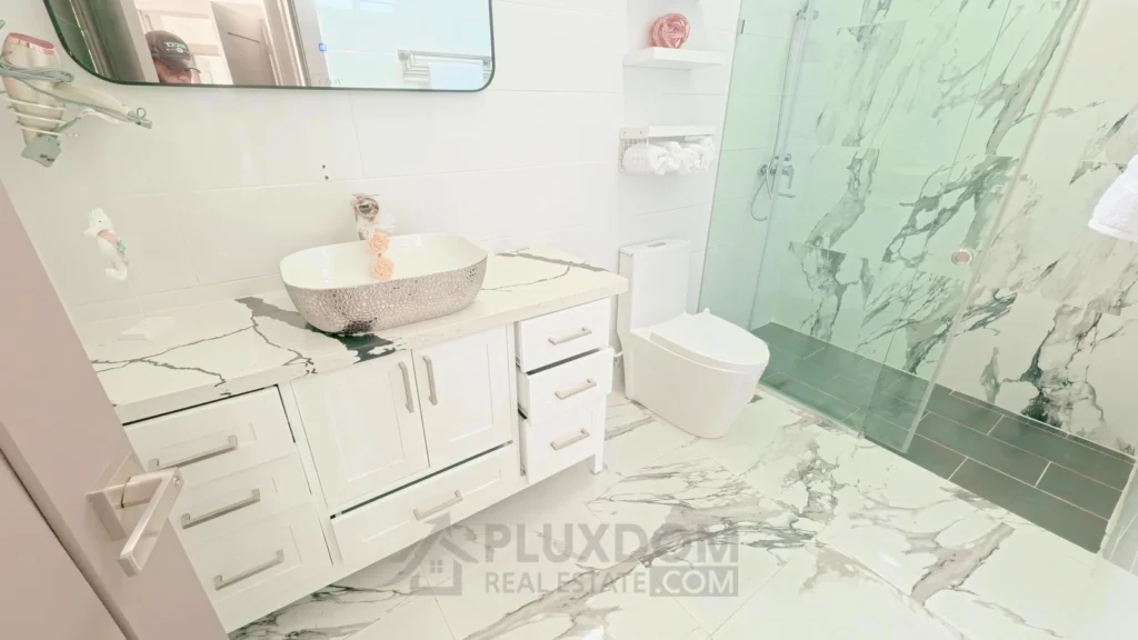 Baño principal de una villa en venta en Puerto Plata, República Dominicana.