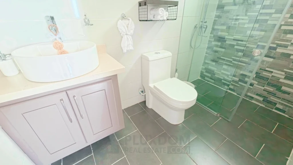 Baño secundario de una villa en venta en Puerto Plata, República Dominicana.