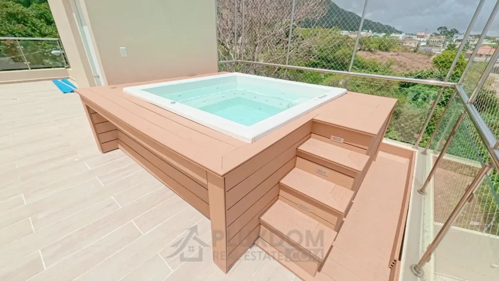 Jacuzzi de una villa en venta en Puerto Plata, República Dominicana.