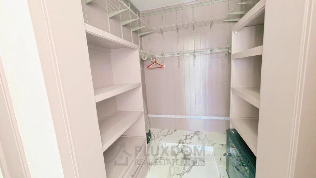 Closet principal de una villa en venta en Puerto Plata, República Dominicana.