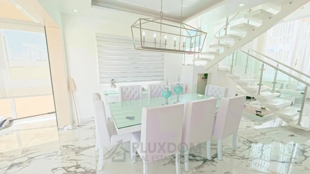 Comedor de una villa en venta en Puerto Plata, República Dominicana.