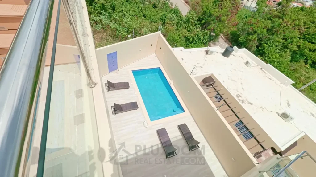 Vista a la piscina de una villa en venta en Puerto Plata, República Dominicana.