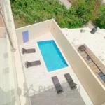 Vista a la piscina de una villa en venta en Puerto Plata, República Dominicana.