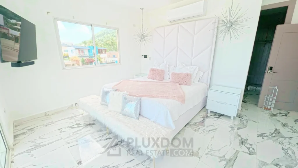 Habitación principal de una villa en venta en Puerto Plata, República Dominicana.